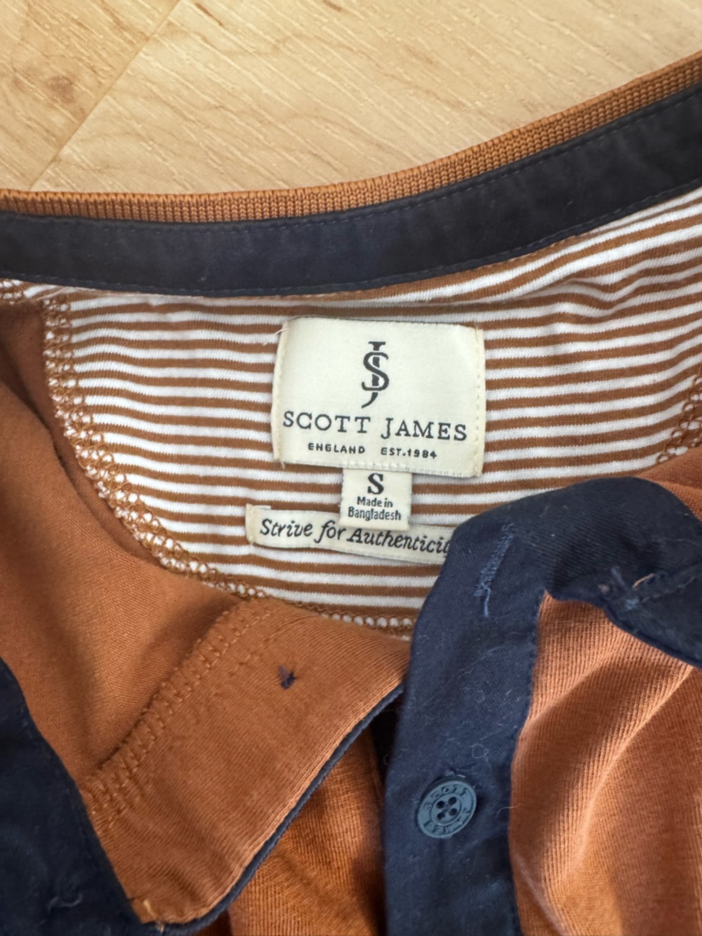 Men's Casual Short Sleeve Henley Shirt in Rust with Contrast Trim Size Small - Picture 3 of 4